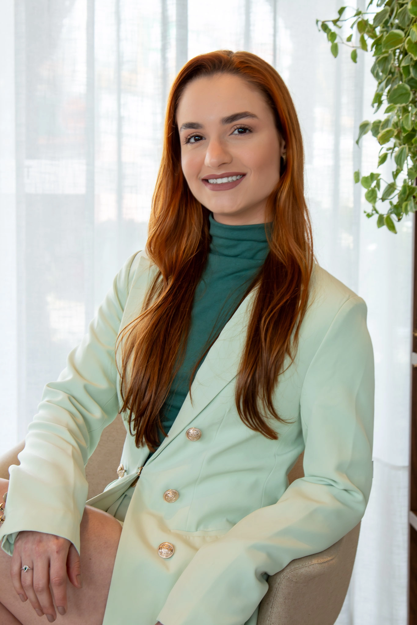 Foto profissional da Dra Vitória Cuida, Médica de família e Paliativista em Juiz de Fora, especializada em atendimento humanizado e cuidado integral à saúde.